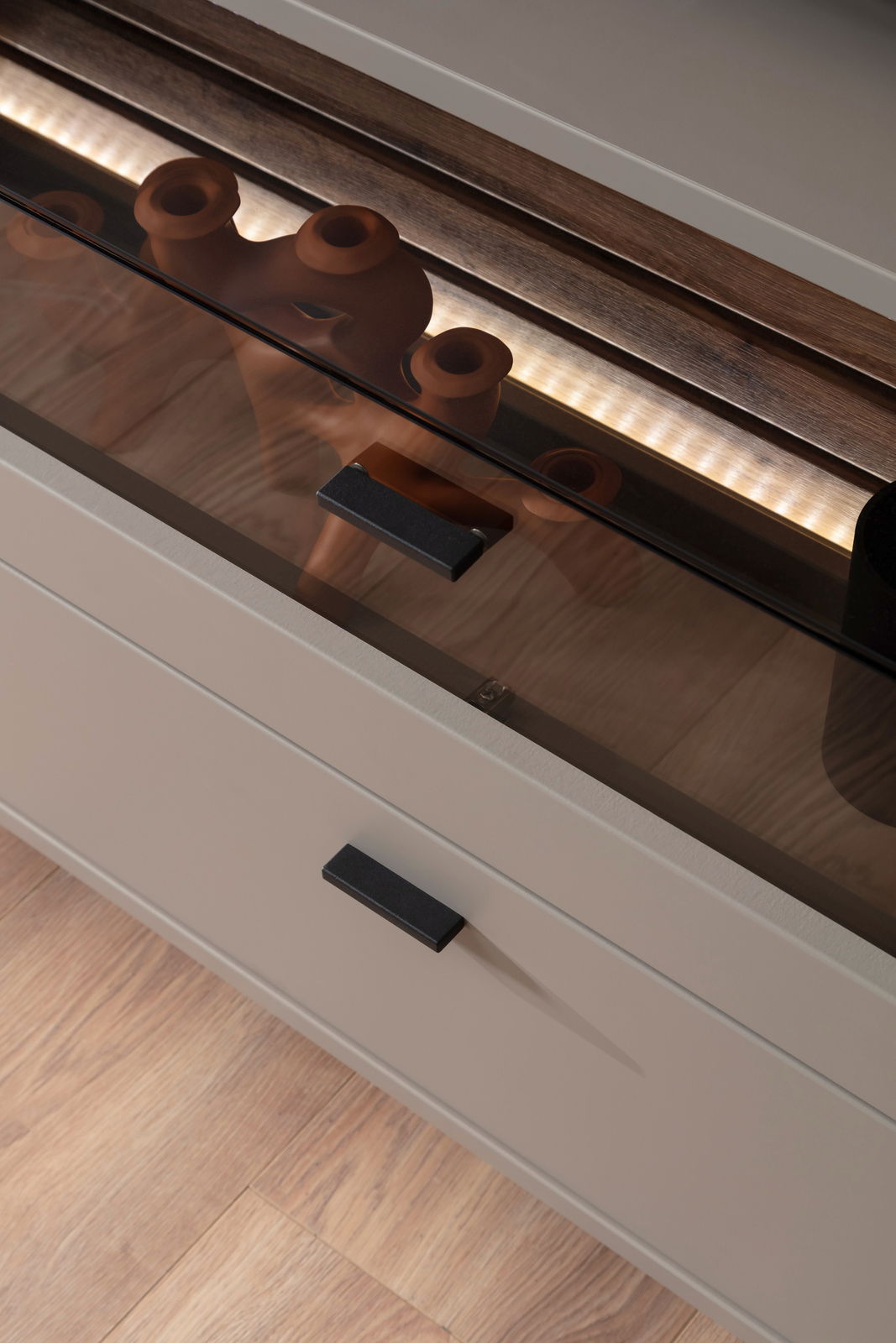 Zurbrüggen TV-Lowboard LÜTTICH Nahaufnahme eines TV-Elements mit Glasoberfläche und LED-Beleuchtung, von oben betrachtet.