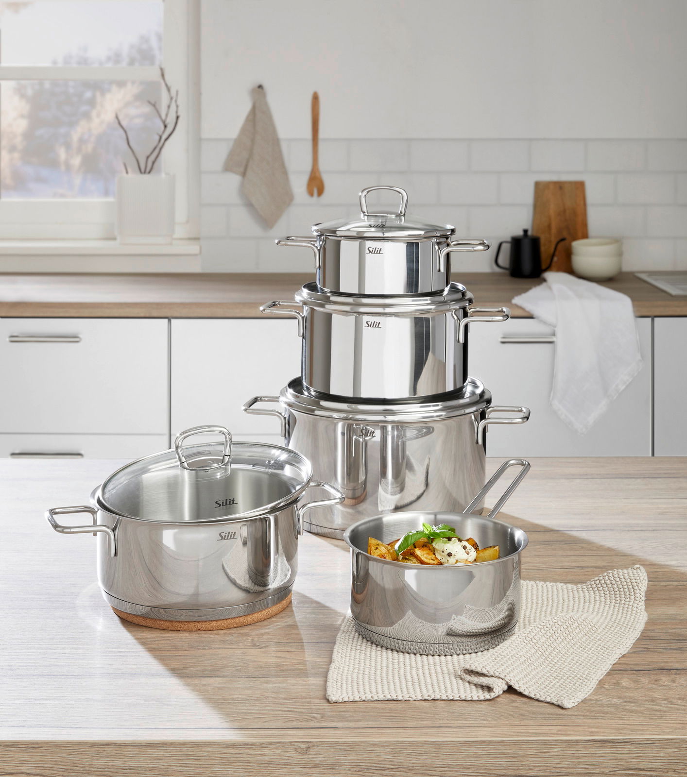 Topfset Alicante 5-tlg aus Edelstahl in moderner Küche, seitliche Perspektive