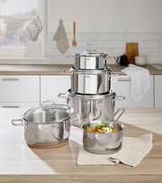 Topfset Alicante 5-tlg aus Edelstahl in moderner Küche, seitliche Perspektive