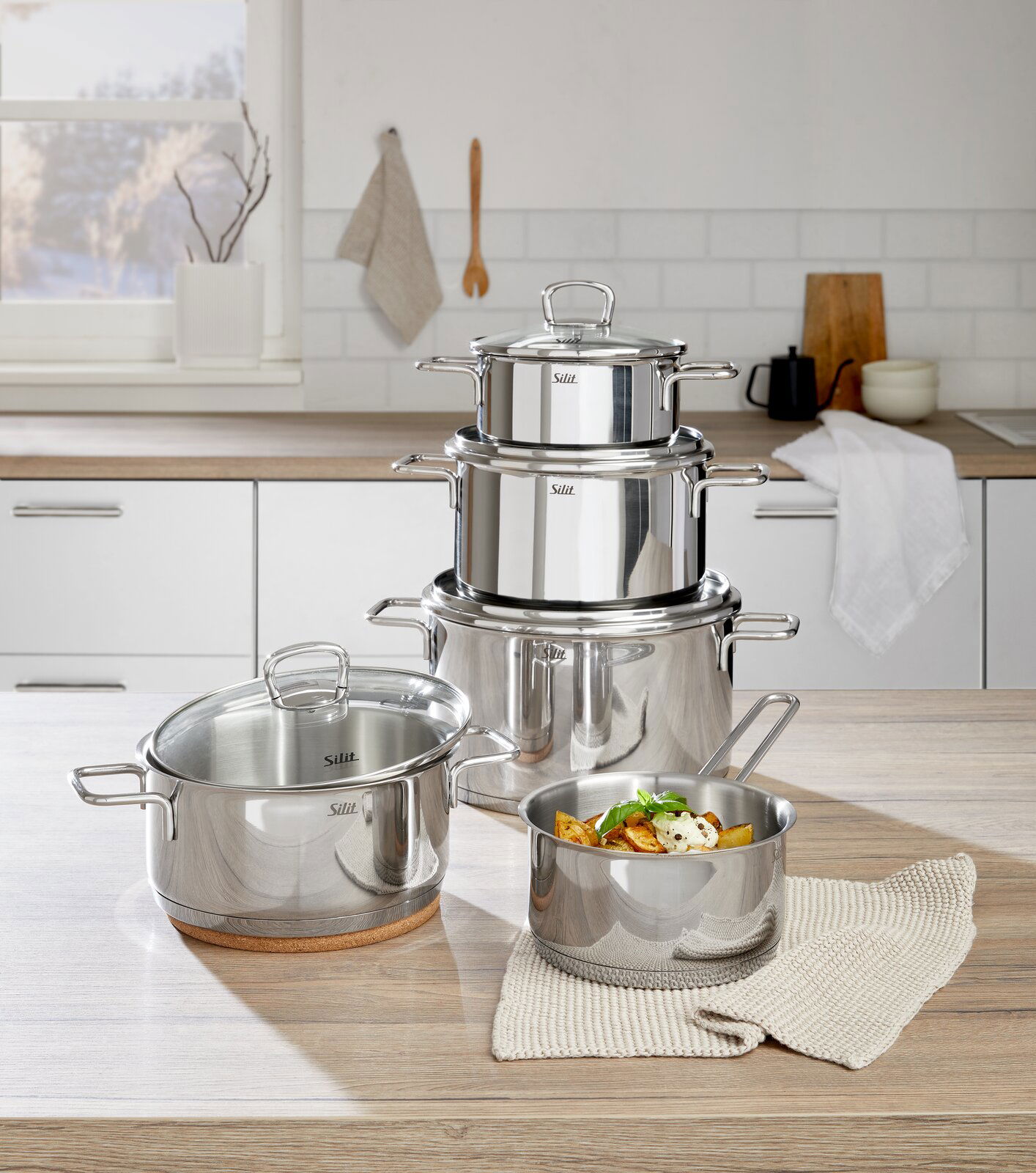 Topfset Alicante 5-tlg aus Edelstahl in moderner Küche, seitliche Perspektive