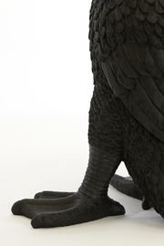 Nahaufnahme der Tischleuchte DUCK von Light&Living, die die detaillierte Struktur der Entenfüße und Federn zeigt, seitliche Perspektive.