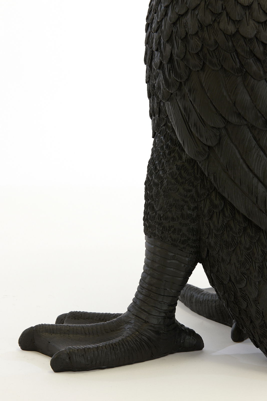 Nahaufnahme der Tischleuchte DUCK von Light&Living, die die detaillierte Struktur der Entenfüße und Federn zeigt, seitliche Perspektive.