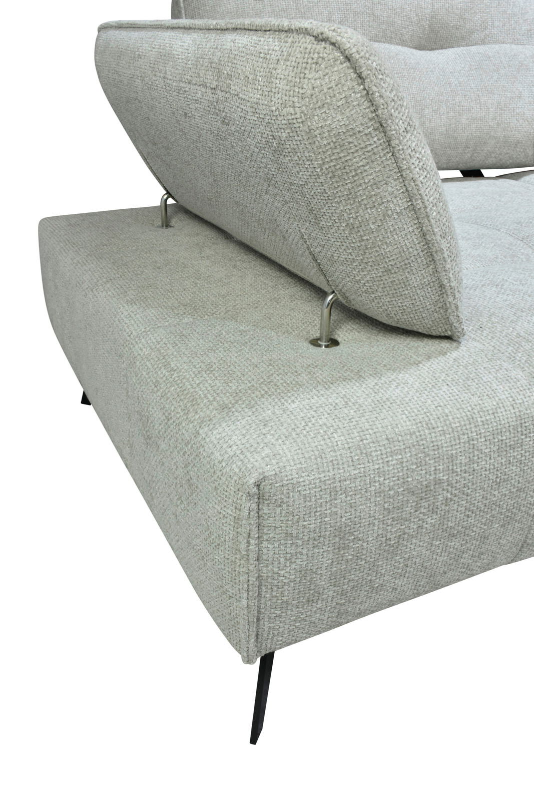 Detailansicht einer hellgrauen Longchairkombination mit verstellbarer Rückenlehne und modernen Metallfüßen.