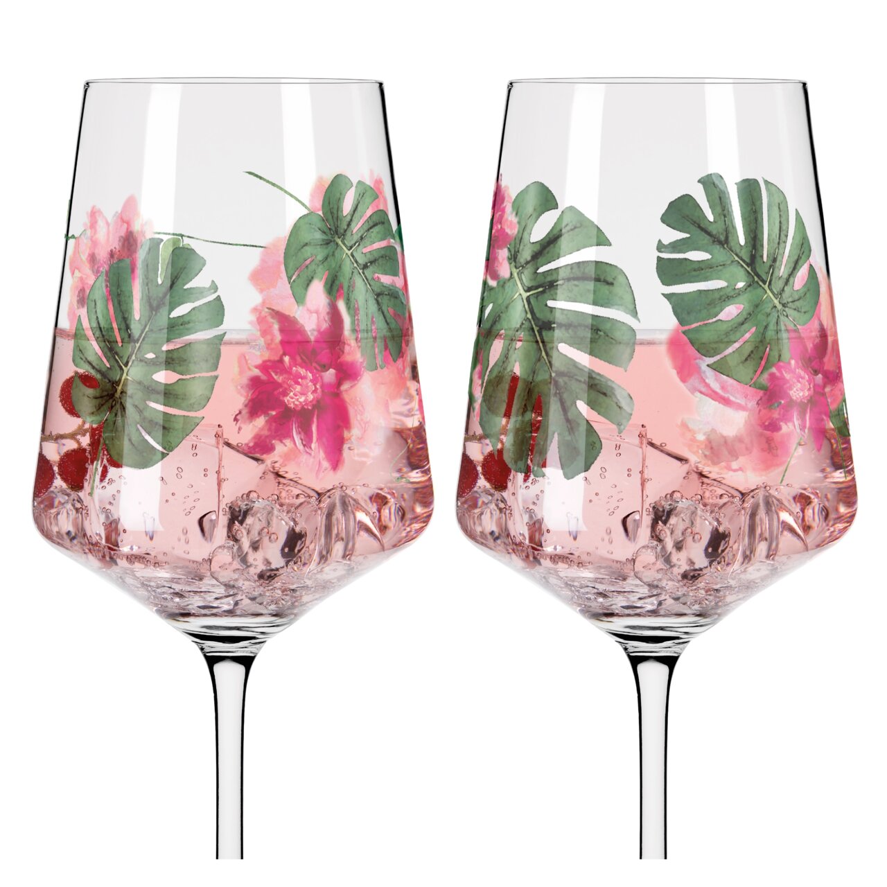 Zwei Weingläser mit tropischem Blumen- und Blätterdesign, gefüllt mit einem rosa Getränk und Eiswürfeln, aus der Frontalperspektive.