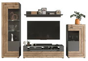 Wohnwandkombination in moderner Holz- und Graufarbkombination, bestehend aus einem großen TV-Schrank, zwei Vitrinen mit Glaseinsätzen und einem Wandregal. Frontalansicht.