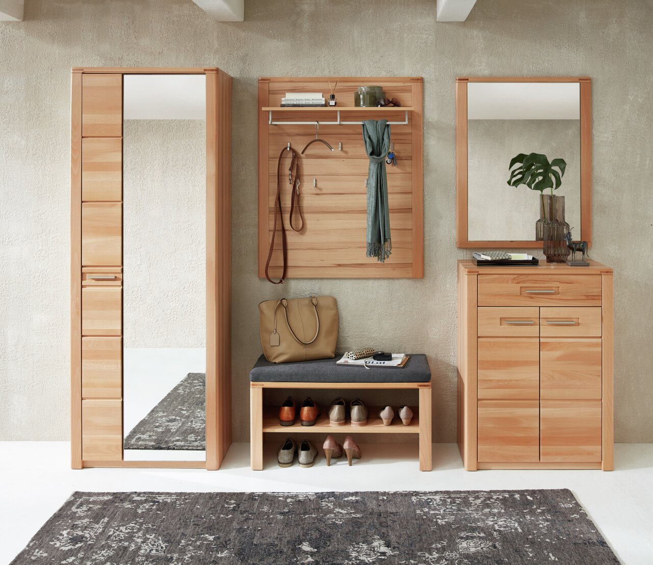 Linea Natura Garderobenbank NATURE ONE Garderobenbank aus Holz mit grauem Sitzpolster, darunter Schuhablage, frontal fotografiert.