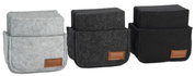 Drei Sets von Filzuntersetzern in verschiedenen Grautönen, frontal fotografiert, in passenden Filztaschen mit braunem Lederetikett.
