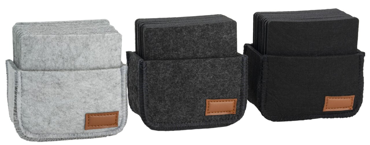 Drei Sets von Filzuntersetzern in verschiedenen Grautönen, frontal fotografiert, in passenden Filztaschen mit braunem Lederetikett.