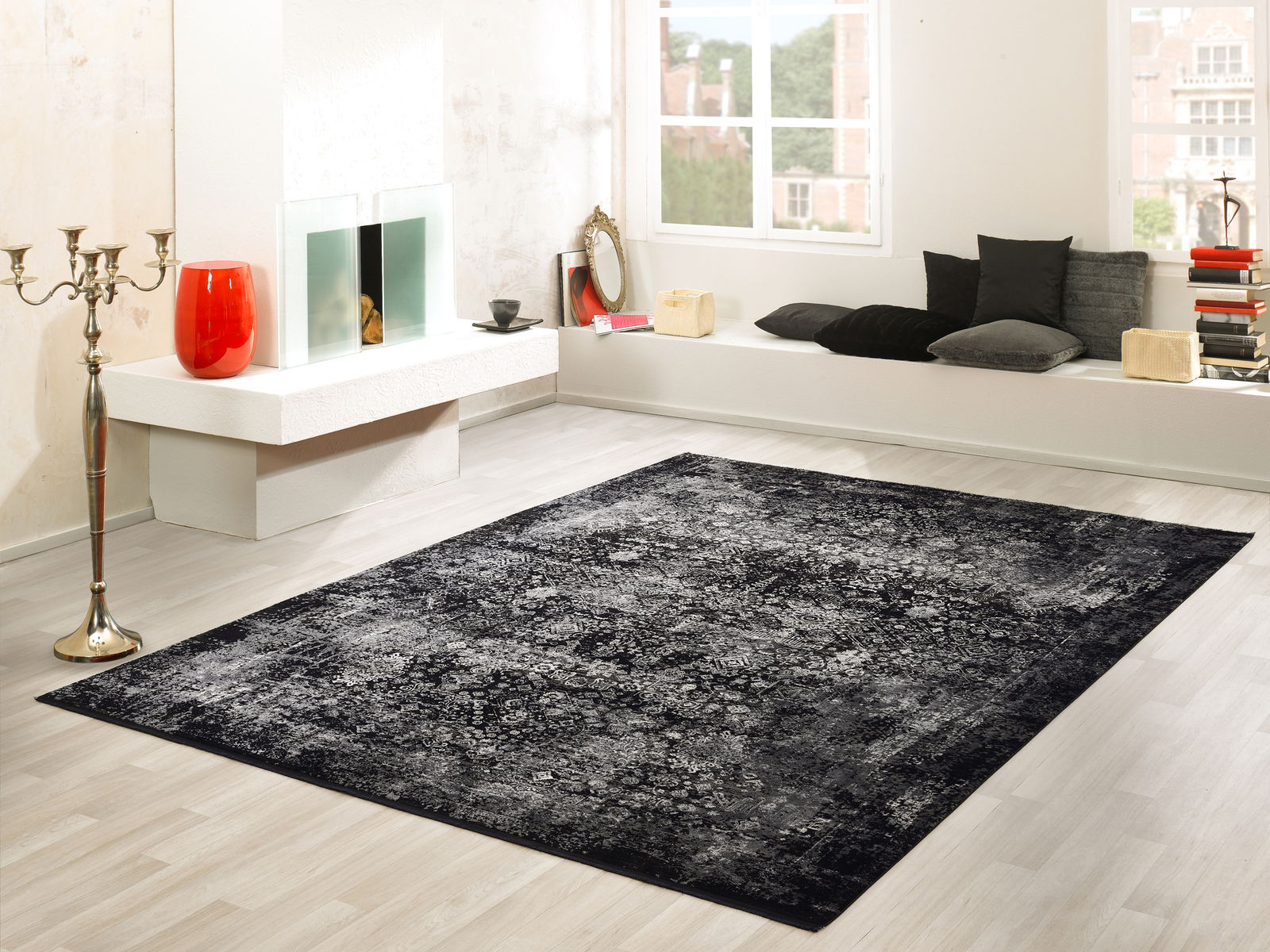 Moderner Designer-Teppich in einem stilvollen Wohnzimmer, Perspektive von schräg oben.