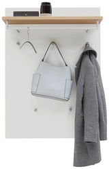 Garderobenpaneel mit Holzablage, Kleiderstange und Haken, darauf ein Mantel, eine Handtasche und Dekorationsgegenstände. Frontalansicht.