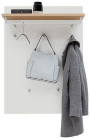Garderobenpaneel mit Holzablage, Kleiderstange und Haken, darauf ein Mantel, eine Handtasche und Dekorationsgegenstände. Frontalansicht.