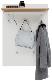 Garderobenpaneel mit Holzablage, Kleiderstange und Haken, darauf ein Mantel, eine Handtasche und Dekorationsgegenstände. Frontalansicht.