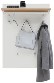 Garderobenpaneel mit Holzablage, Kleiderstange und Haken, darauf ein Mantel, eine Handtasche und Dekorationsgegenstände. Frontalansicht.