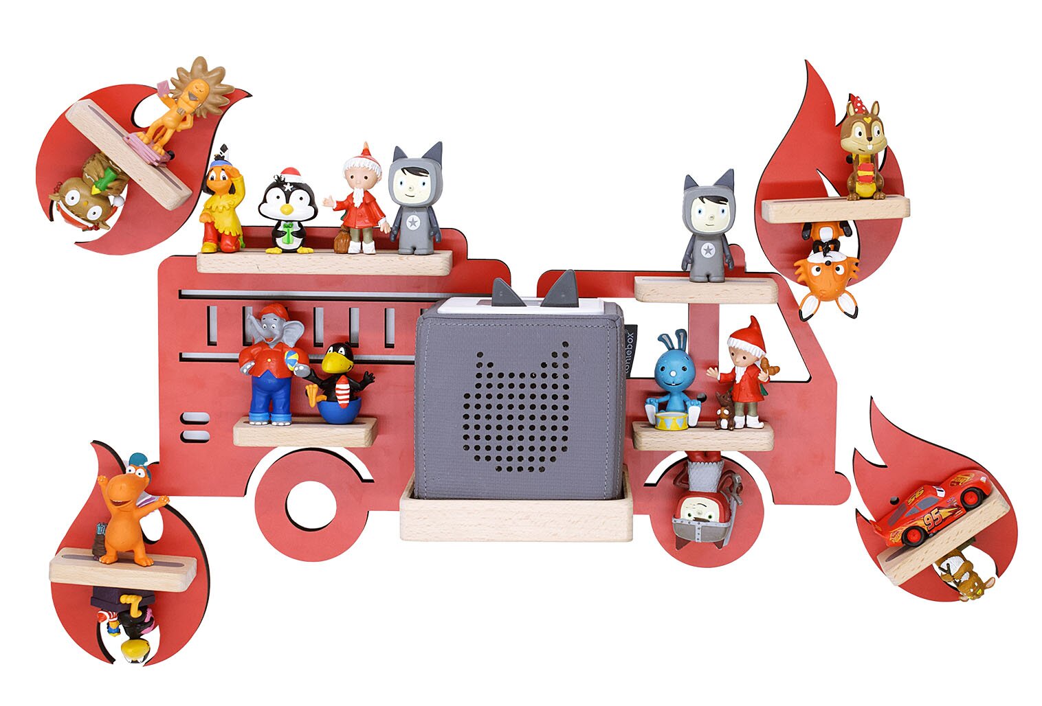 Rotes Feuerwehrwagen-Wandregal aus Holz mit mehreren Ablagen, dekoriert mit kleinen Spielfiguren mittig ein grauer Lautsprecher/Box, frontal in gerader Vorderansicht vor weißem Hintergrund