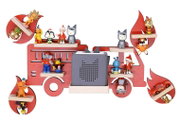 Rotes Feuerwehrwagen-Wandregal aus Holz mit mehreren Ablagen, dekoriert mit kleinen Spielfiguren; mittig ein grauer Lautsprecher/Box, frontal in gerader Vorderansicht vor weißem Hintergrund