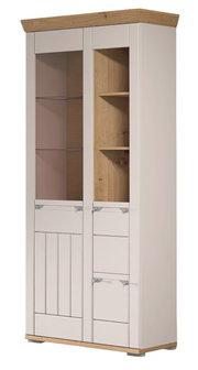 Kombi-Vitrine in hellem Holzdesign mit Glastüren und Regalböden, seitliche Perspektive