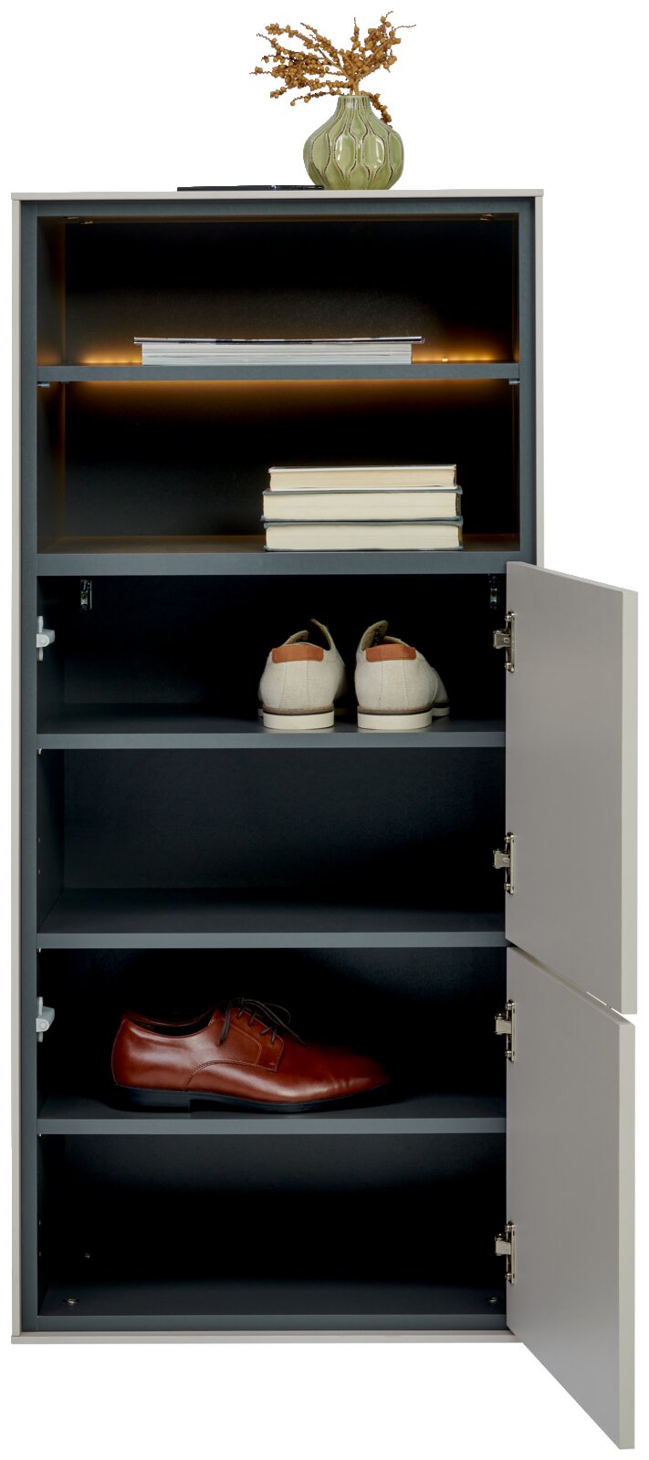 Grauer Schuhschrank mit offenen Regalfächern und warmem LED-Licht im oberen Fach, rechte Türen geöffnet, Schuhe und Bücher im Inneren sowie Vase obenauf, Frontansicht