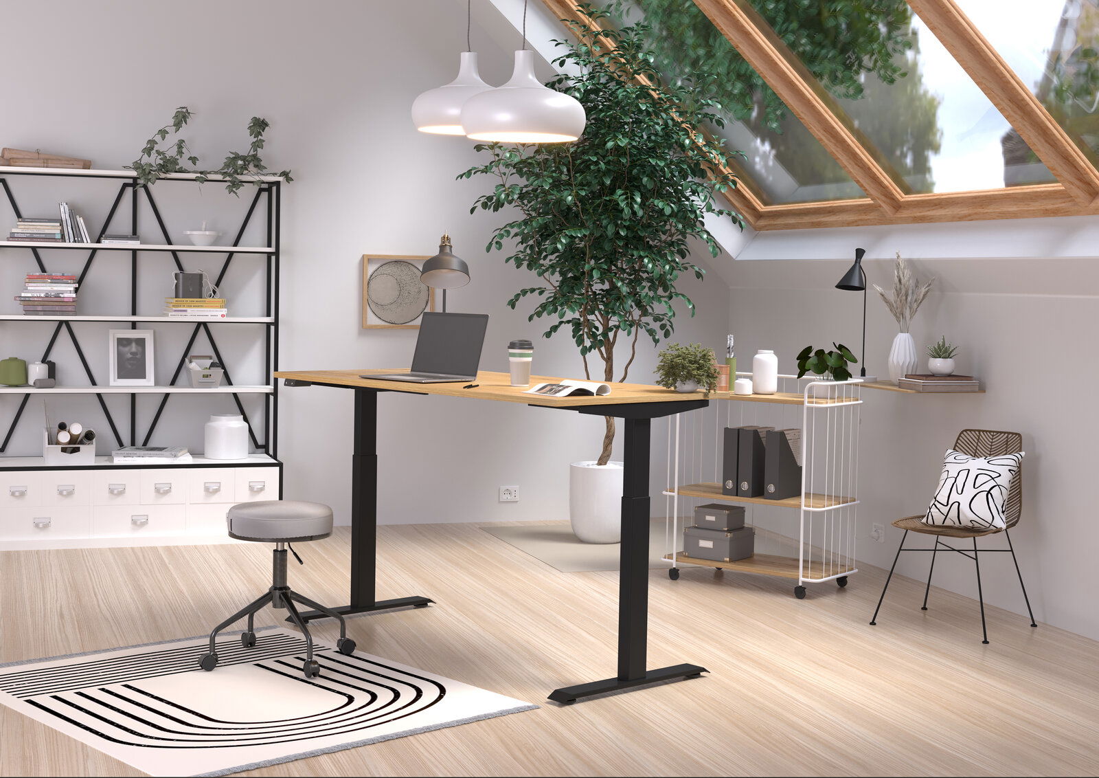 Moderner höhenverstellbarer E-Schreibtisch in einem stilvollen, hellen Raum mit Dachfenster, Pflanzen und Regalen, seitliche Perspektive.