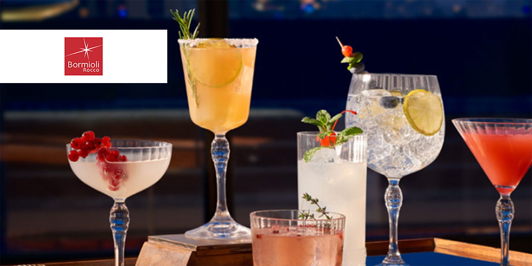 Eine Auswahl an bunten Cocktails in eleganten Gläsern und einem Logo für Bormioli Rocco darüber.