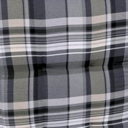 Nahaufnahme einer karierten Sesselauflage in Grau- und Beigetönen mit Knopfdetails.
