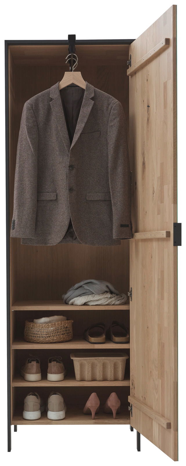 Offener Garderobenschrank aus Holz mit einem hängenden Sakko, mehreren Regalböden mit Schuhen und Körben, aus der Frontalperspektive.