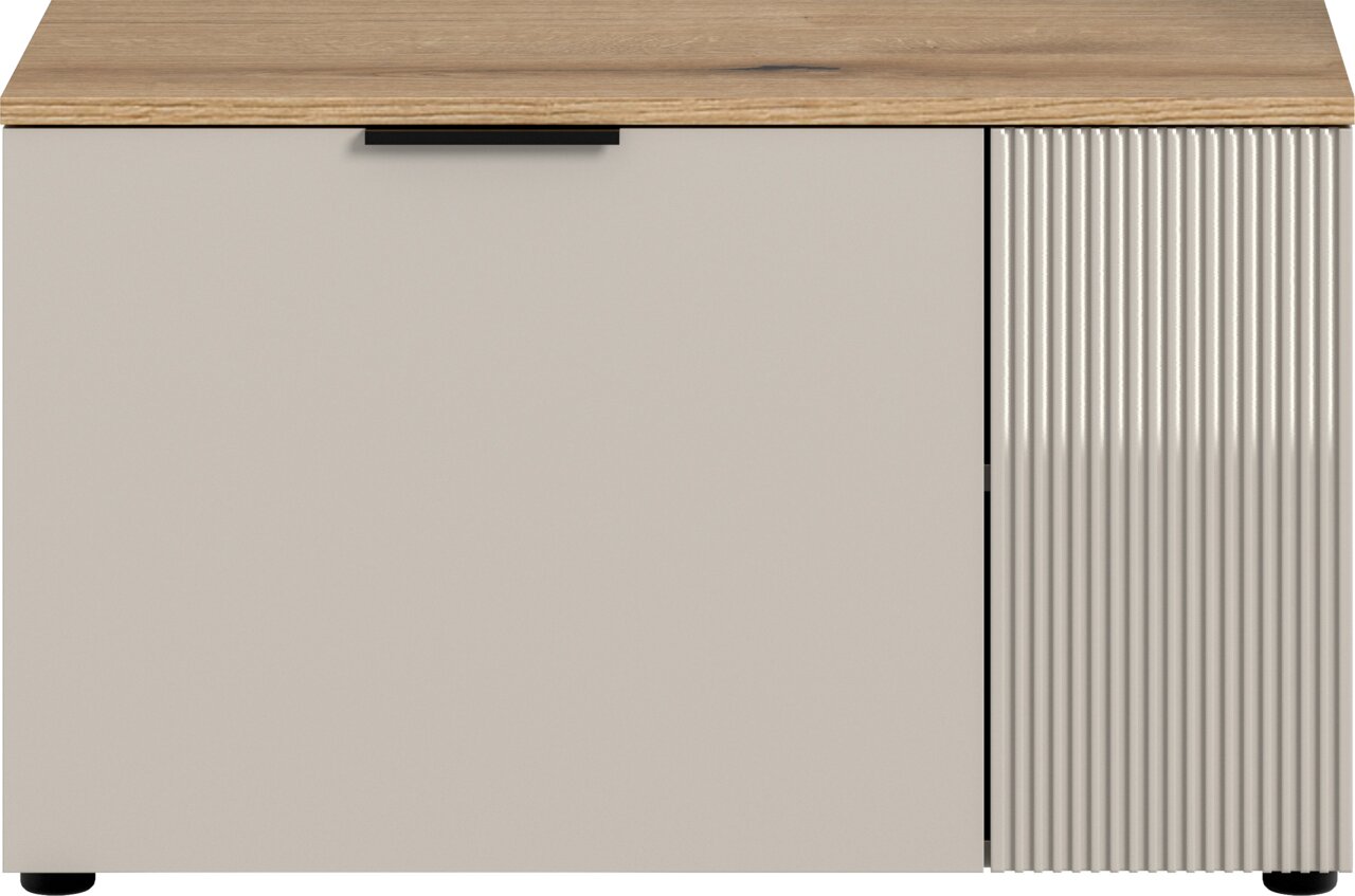 Frontale Ansicht einer modernen Sitzbank mit Holzoberfläche und geriffelter Seitenverkleidung.