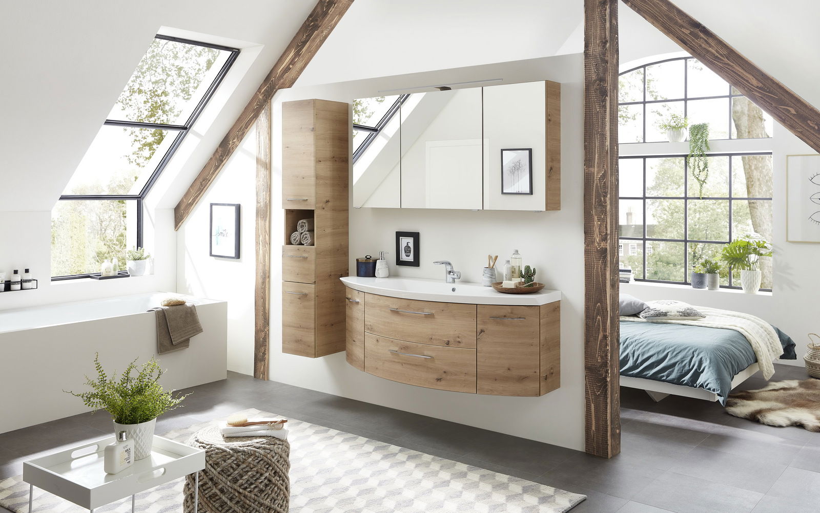 Moderner Hochschrank in Holzoptik in einem hellen Badezimmer mit Dachschräge, seitliche Perspektive