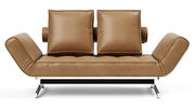 Frontale Ansicht eines braunen Funktionssofas mit verstellbaren Rückenlehnen und Kissen, Modell GHIA.