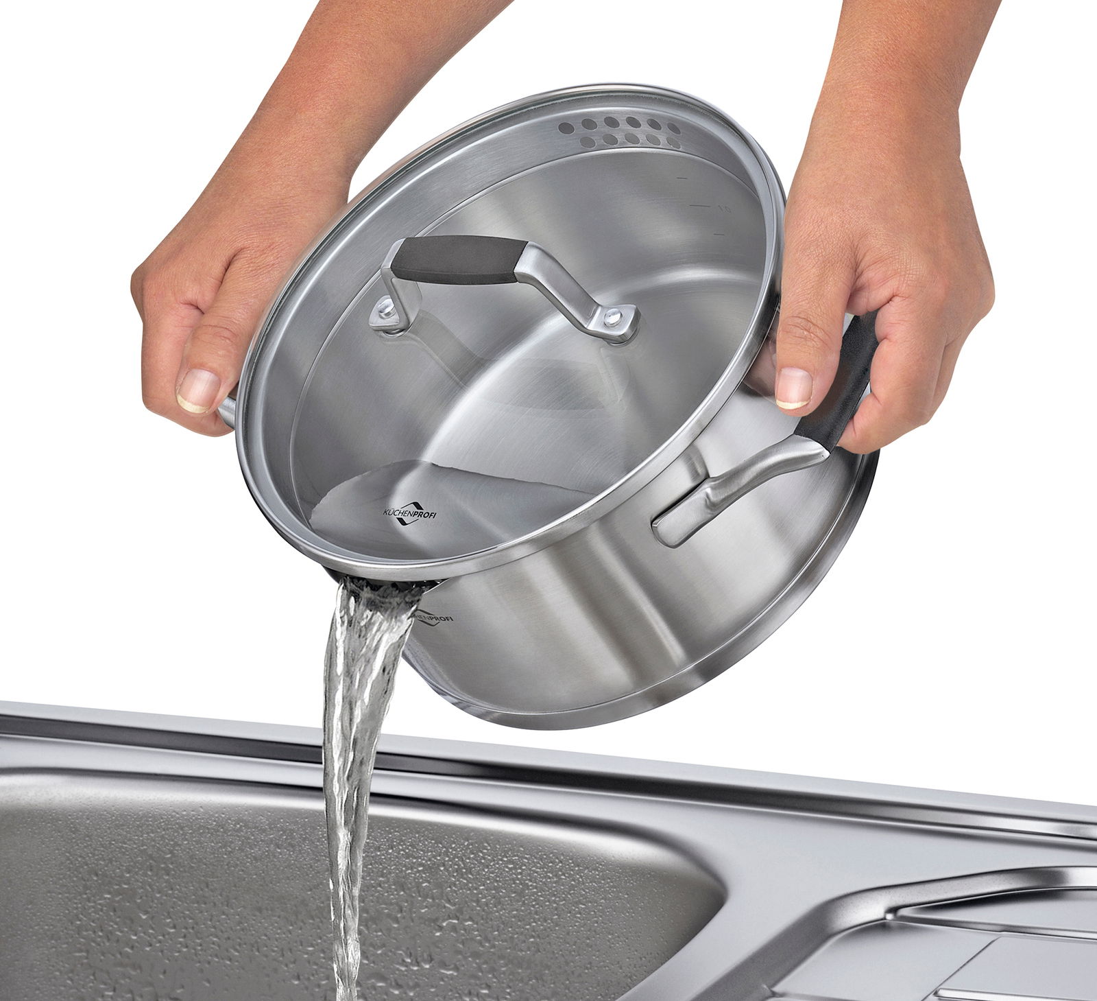 Topf aus Edelstahl mit Deckel, der Wasser in ein Spülbecken gießt, seitliche Perspektive