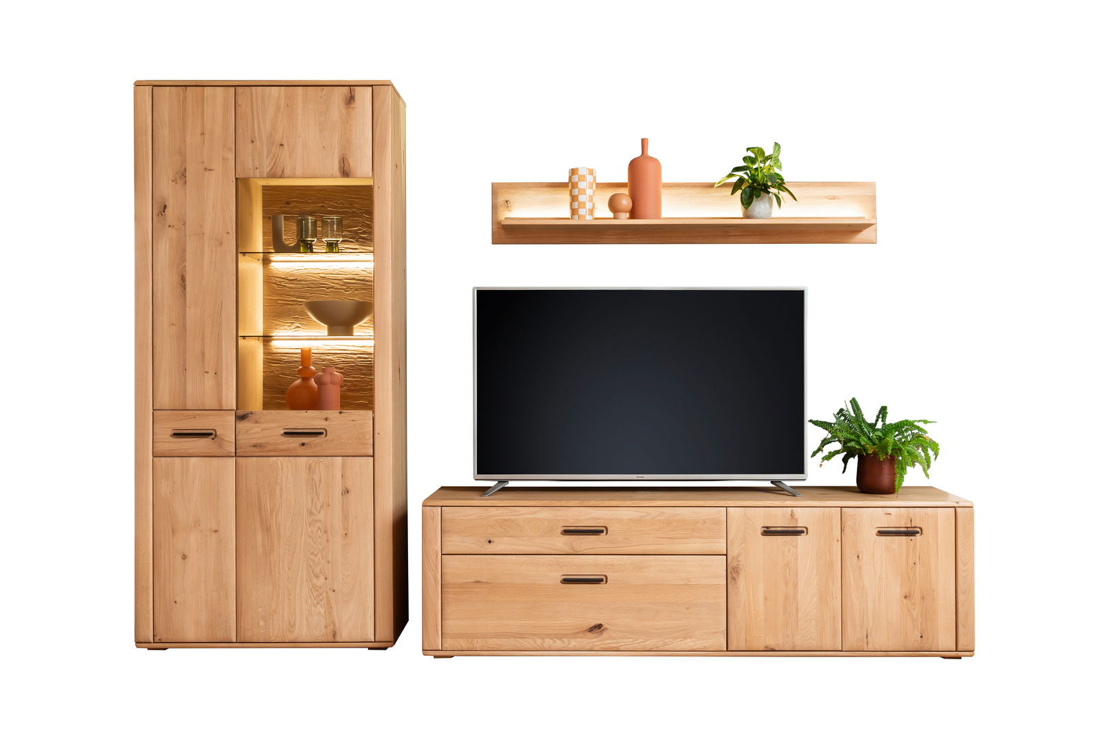 Wandkombination aus Holz mit Vitrine, TV-Schrank und Regal, frontal betrachtet