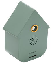 Grüne Soundbox in Form eines Hauses mit Lautsprechergitter und gelbem Ring, seitliche Perspektive