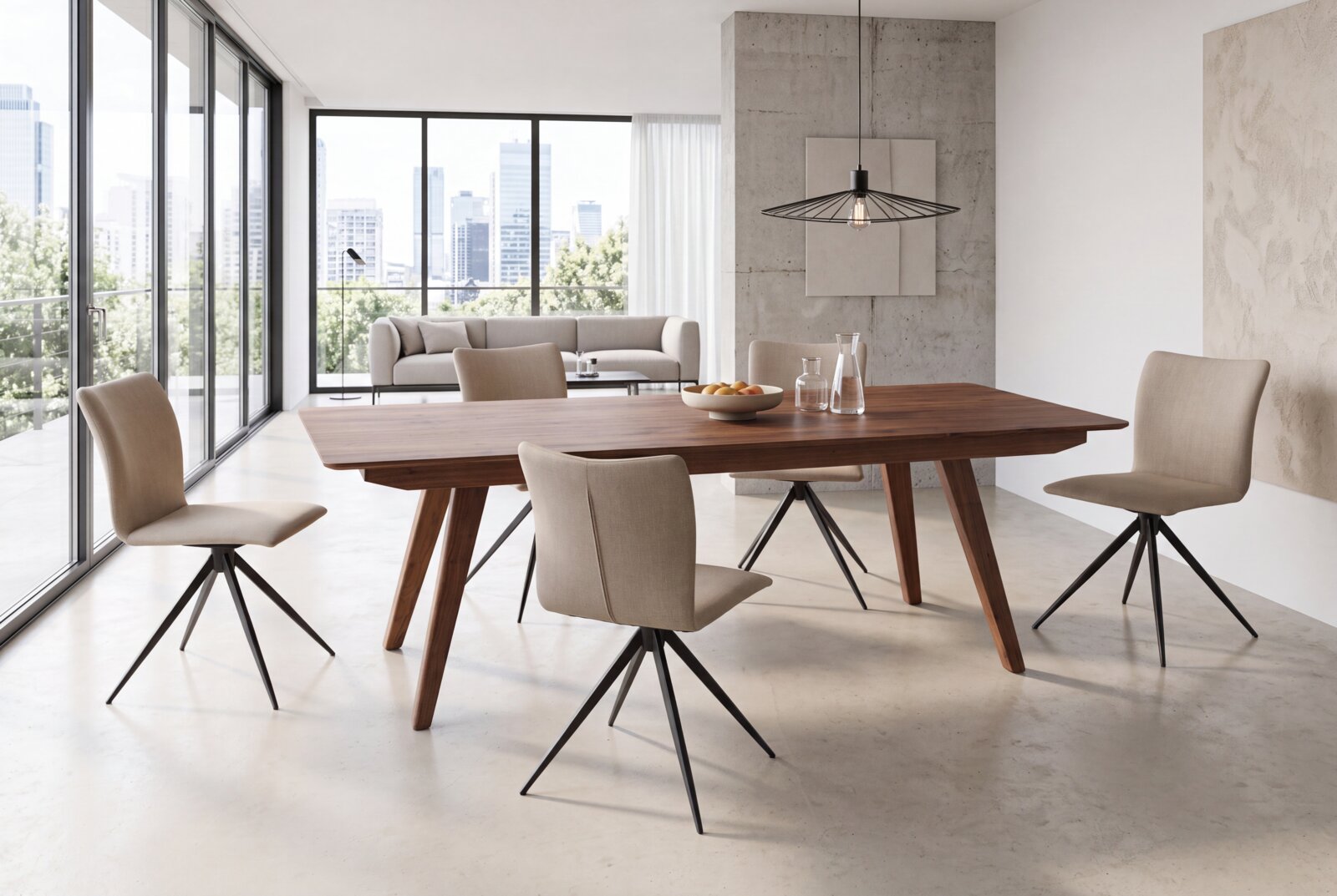 Moderne houten eettafel met donkerbruin tafelblad en schuine poten, omringd door beige gestoffeerde stoelen met zwarte metalen onderstellen, gefotografeerd in driekwart zijaanzicht in een lichte woonkamer met grote ramen.