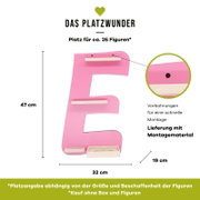 Frontansicht eines rosafarbenen, E-förmigen Wandregals/Displays aus Holz mit drei Ablageleisten und einer kleinen Box unten, ca. 47 cm hoch, 32 cm breit und 19 cm tief, mit Vorbohrungen für schnelle Montage und Platz für ca. 26 Figuren.