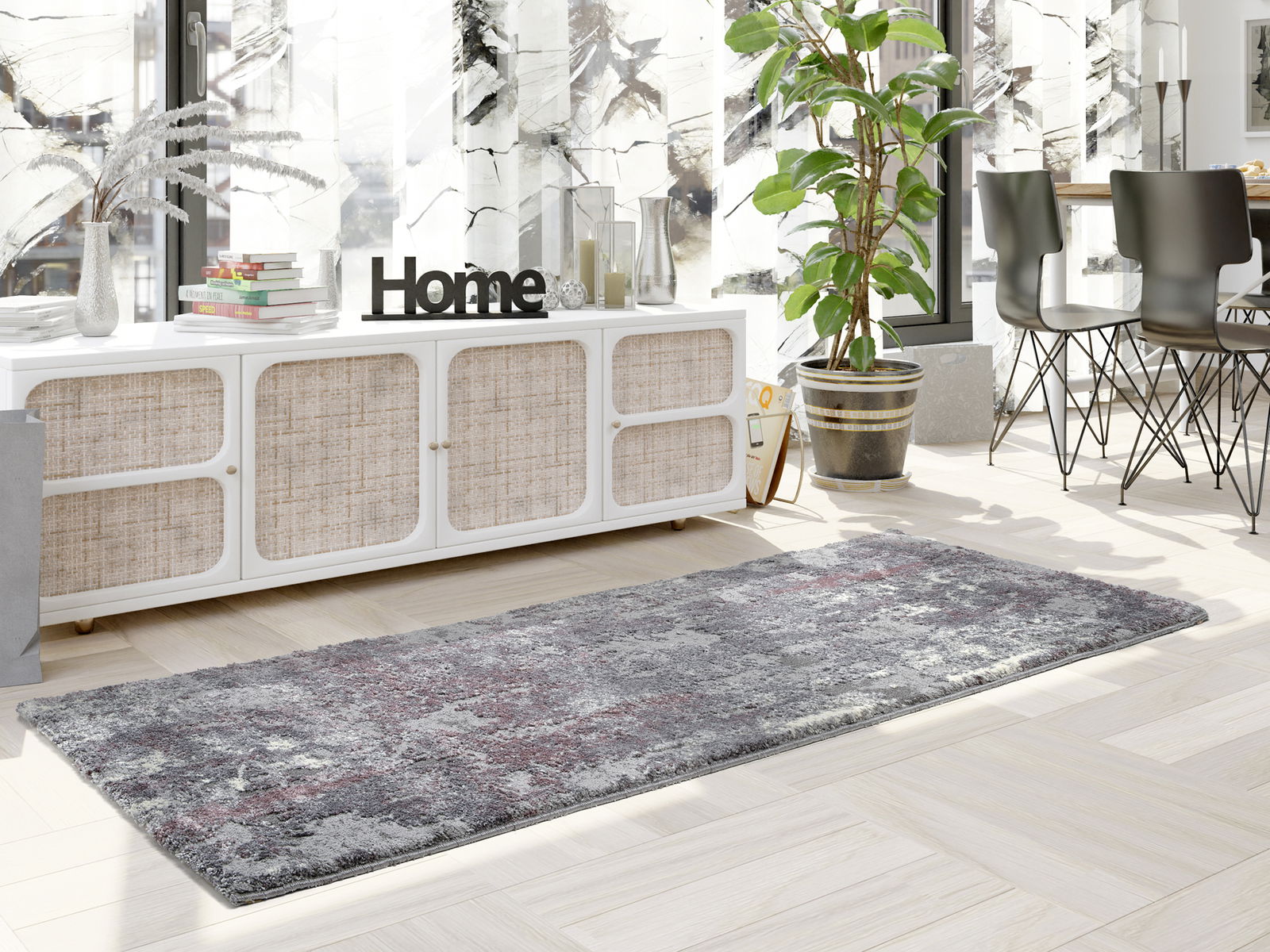 Moderner Designer Teppich in Grau- und Rottönen, in einem stilvoll eingerichteten Wohnzimmer mit Blick auf ein Sideboard und Pflanzen, aus einer seitlichen Perspektive fotografiert.