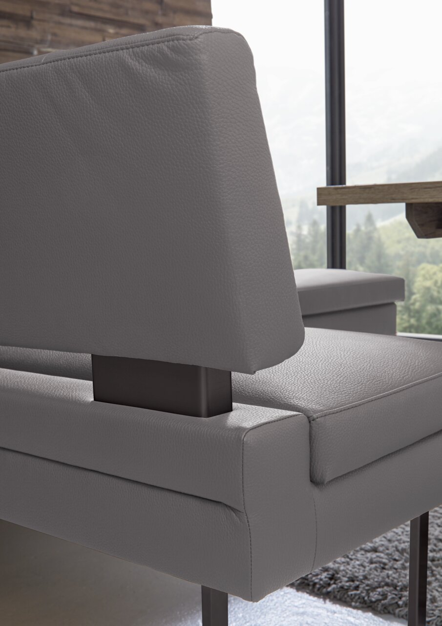 Detailansicht einer grauen Eckbank mit modernem Design, seitliche Perspektive