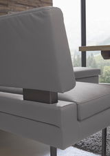 Detailansicht einer grauen Eckbank mit modernem Design, seitliche Perspektive