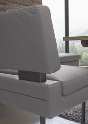 Detailansicht einer grauen Eckbank mit modernem Design, seitliche Perspektive