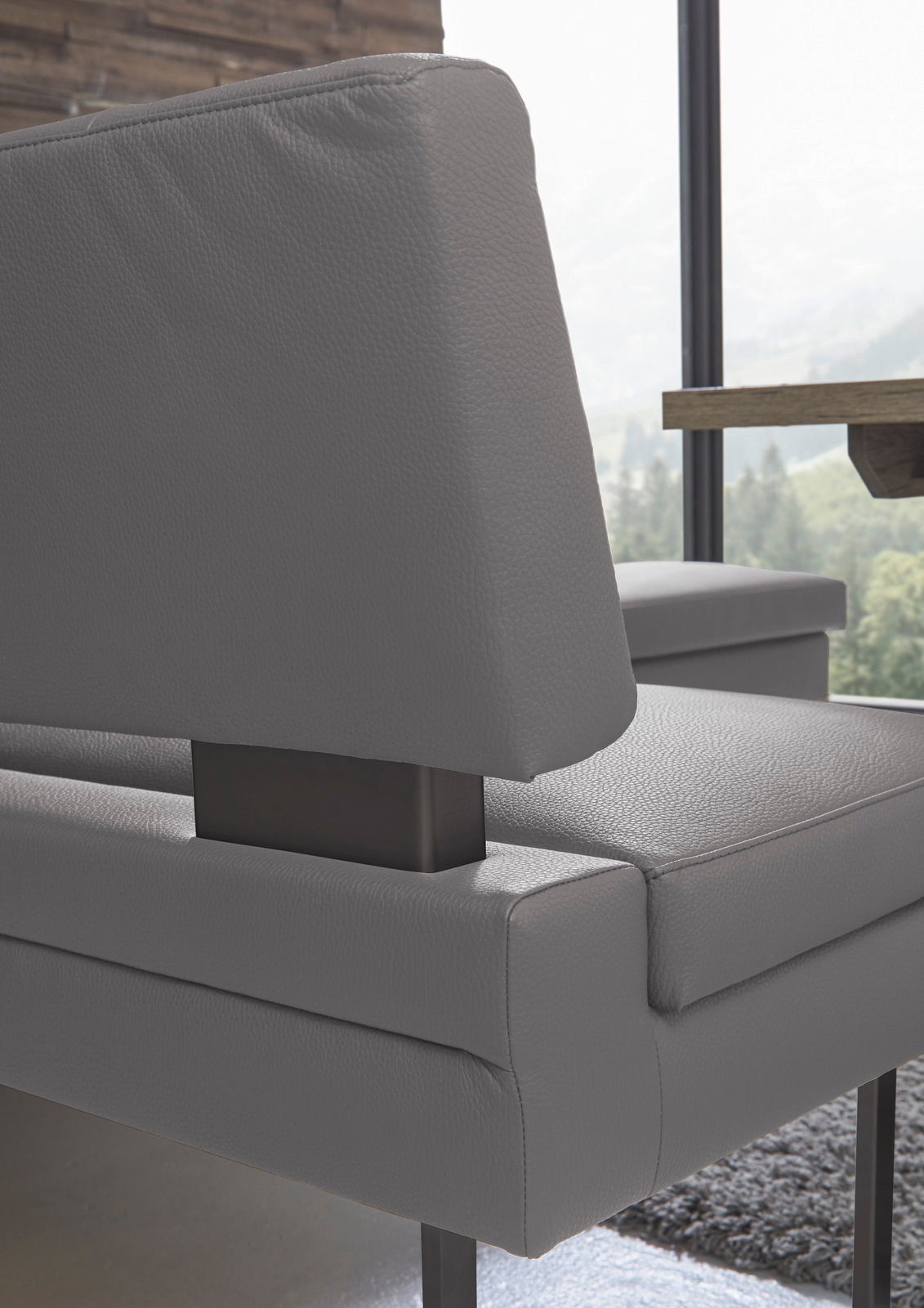 Detailansicht einer grauen Eckbank mit modernem Design, seitliche Perspektive
