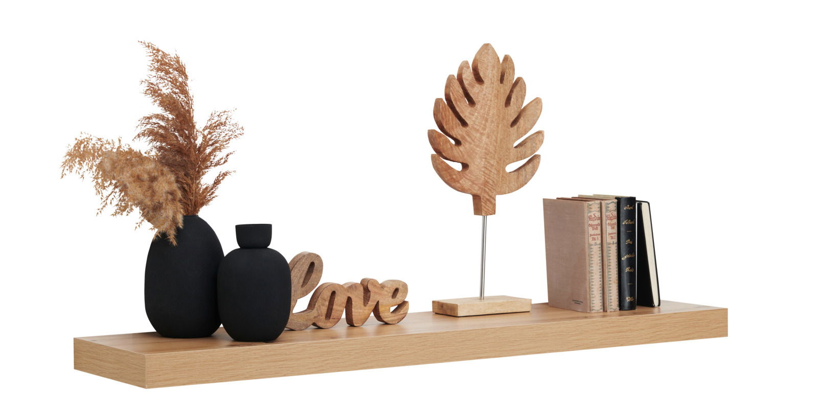 Wandboard aus Holz mit Dekorationen wie Vasen, einem Holzblatt und Büchern, seitliche Perspektive