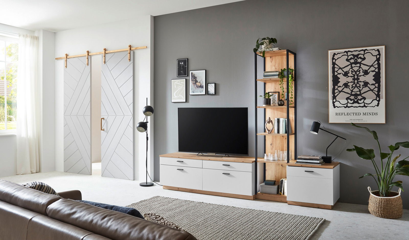 XORA Wandkombination BAMEOS Moderne Wohnzimmer-Wandkombination mit TV-Schrank, Regal und Schrank in Holz- und Weißtönen, seitliche Perspektive.