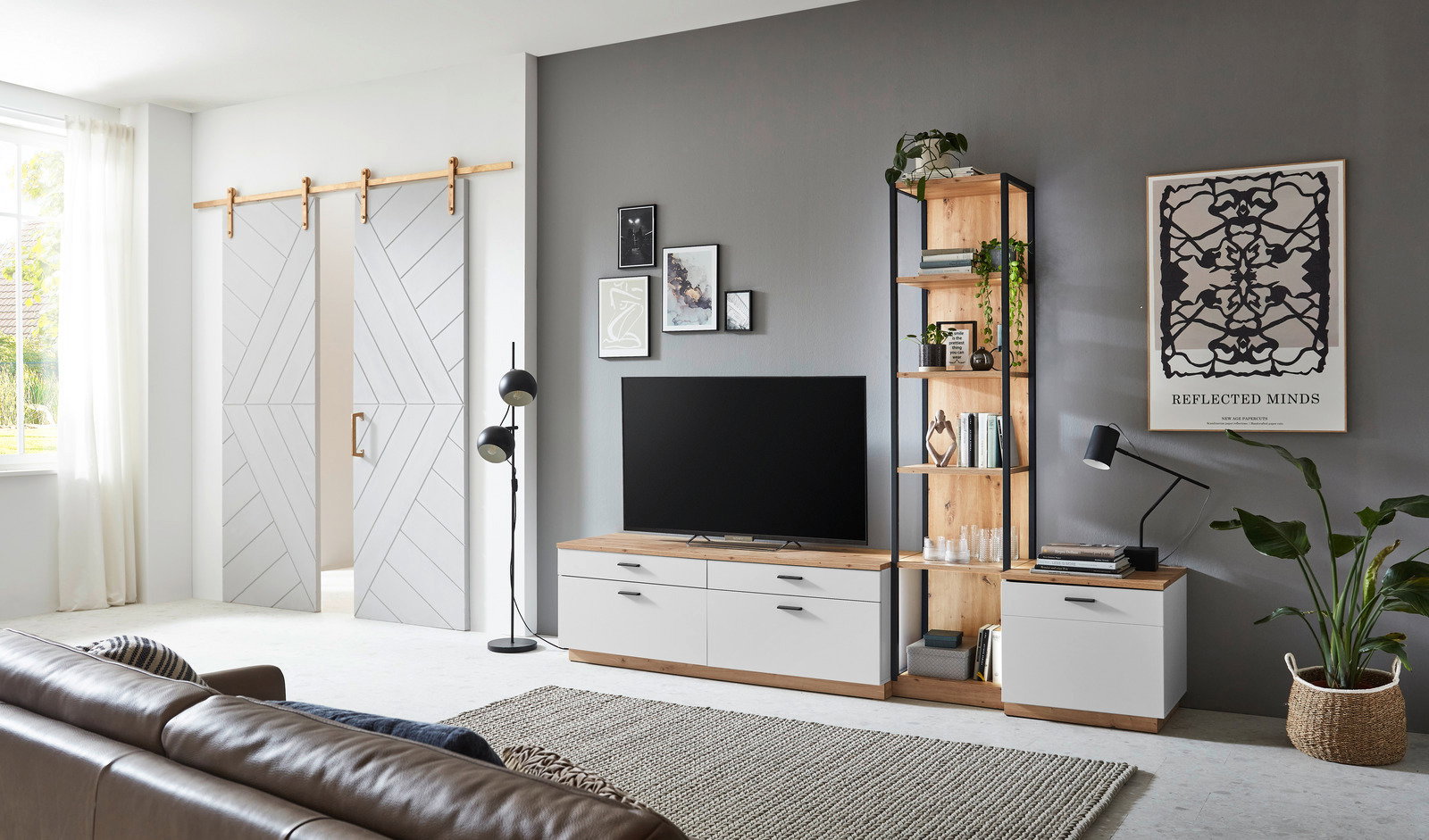 Moderne Wohnzimmer-Wandkombination mit TV-Schrank, Regal und Schrank in Holz- und Weißtönen, seitliche Perspektive.