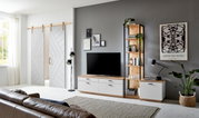 Moderne woonkamerwandcombinatie met tv-kast, boekenplank en kast in hout- en wittinten, zijaanzicht.