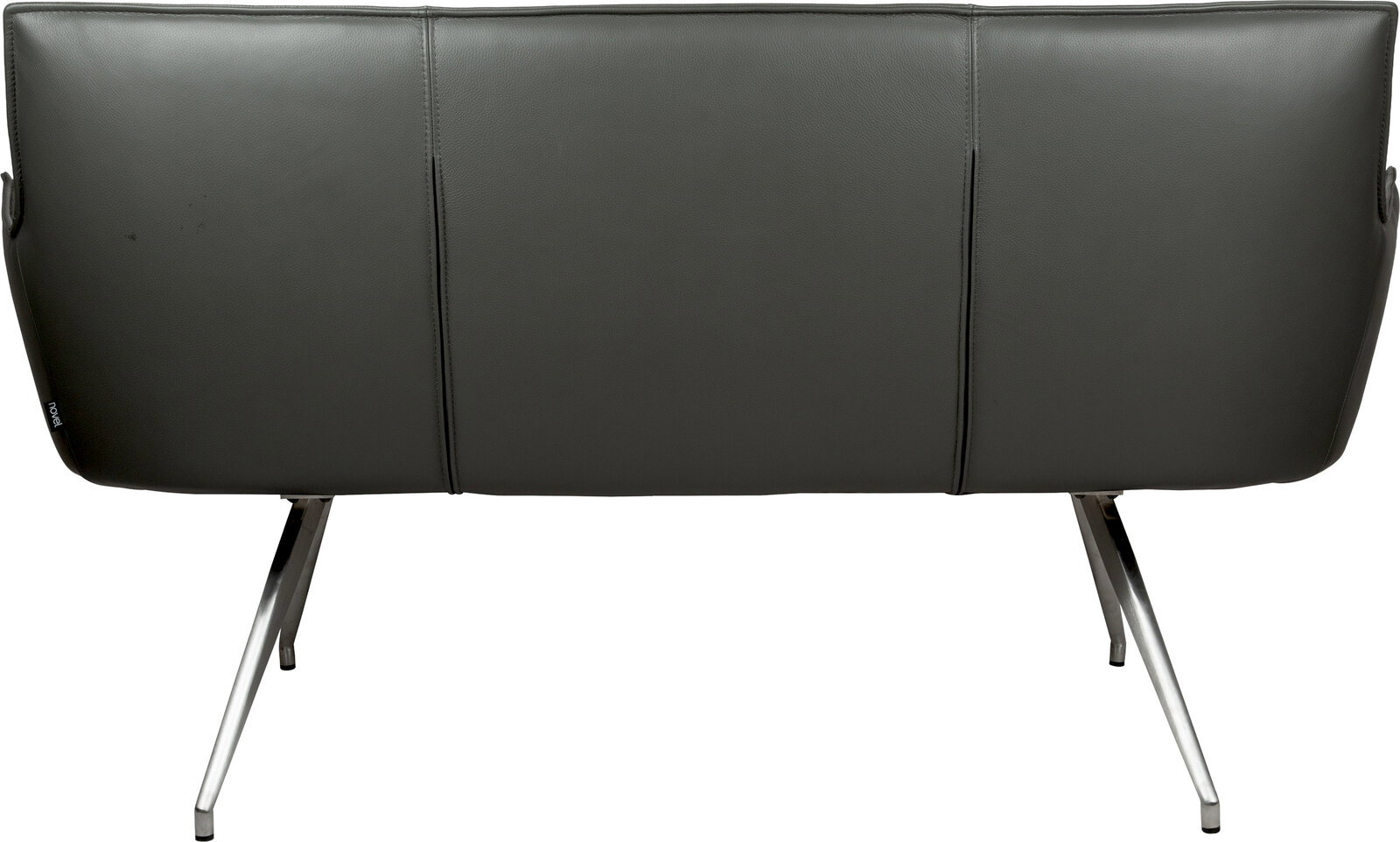 Rückansicht eines modernen schwarzen Ledersofas mit dreigeteilter Rückenlehne und schrägen Metallbeinen vor weißem Hintergrund