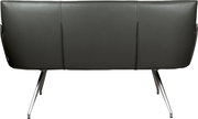 Rückansicht eines modernen schwarzen Ledersofas mit dreigeteilter Rückenlehne und schrägen Metallbeinen vor weißem Hintergrund