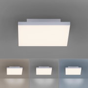 Moderne rechteckige LED-Deckenleuchte in Weiß mit flacher, minimalistischer Form, leuchtend an der Decke montiert, Ansicht von unten/leicht frontal.