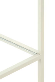 Nahaufnahme eines weißen Standregals aus Metall, seitliche Perspektive.