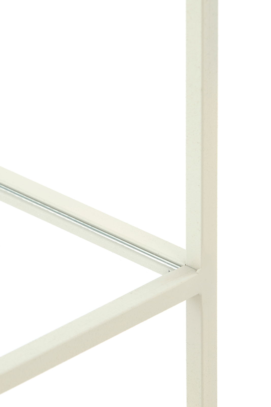 Nahaufnahme eines weißen Standregals aus Metall, seitliche Perspektive.