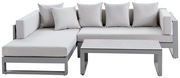 Modernes Lounge-Set mit grauem Metallrahmen und hellgrauen Kissen, bestehend aus einem Ecksofa und einem rechteckigen Tisch, frontal betrachtet.