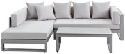 Modernes Lounge-Set mit grauem Metallrahmen und hellgrauen Kissen, bestehend aus einem Ecksofa und einem rechteckigen Tisch, frontal betrachtet.