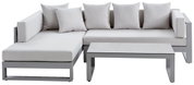 Modernes Lounge-Set mit grauem Metallrahmen und hellgrauen Kissen, bestehend aus einem Ecksofa und einem rechteckigen Tisch, frontal betrachtet.